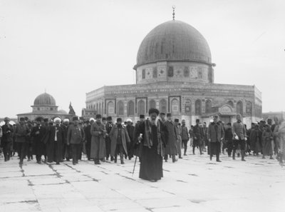 Enver Pasha en Jamal (Cemal) Pasha bezoeken de Rotskoepel, Jeruzalem door Unbekannt Unbekannt
